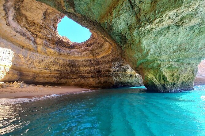 Benagil Passeio as Grutas com Pôr do Sol - The Benagil stop: what a boat viewpoint really gives you