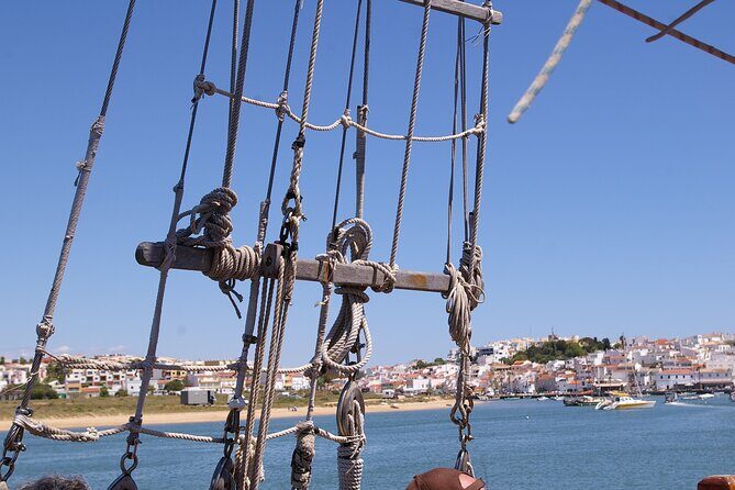 Cruise 2, Benagil - Morning - Caves 11:30H - 14:00H - Onboard comfort: WiFi, restroom access, and the bar setup