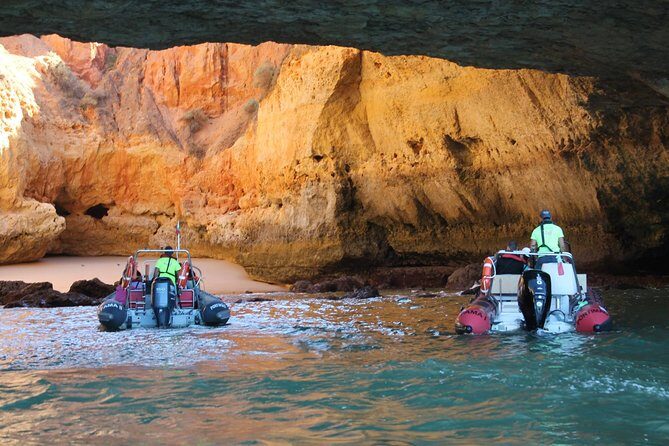 Express tour to Benagil Cave & Marinha - Getting on the zodiac: the comfort and the reality