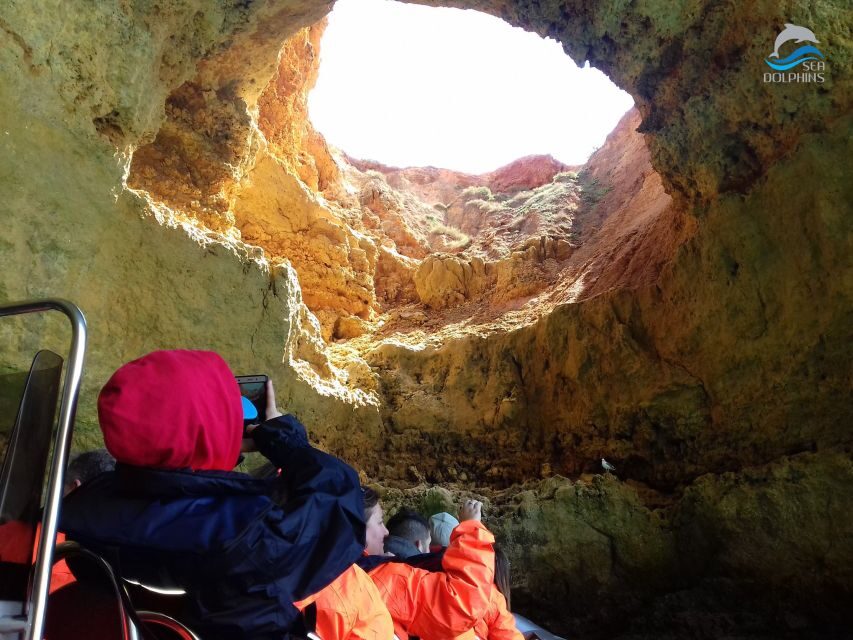 Grutas de Benagil - Before the boat: safety briefing and how the crew runs things