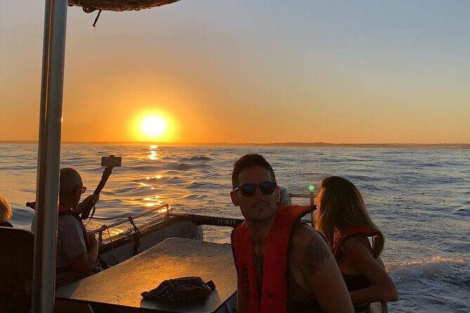 Sunset trip - Wine, fruit, and canapés: included comfort, not a full restaurant bill